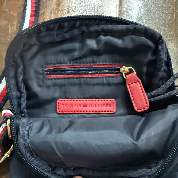 Tommy Hilfiger Navy Red Logo Crossbody Bag w/Adjustable Strap Gold Hardware NWT - Picture 2 of 3